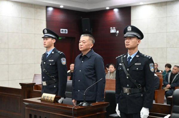 杨方策略 原县委书记郑绍峰受审，当庭认罪悔罪